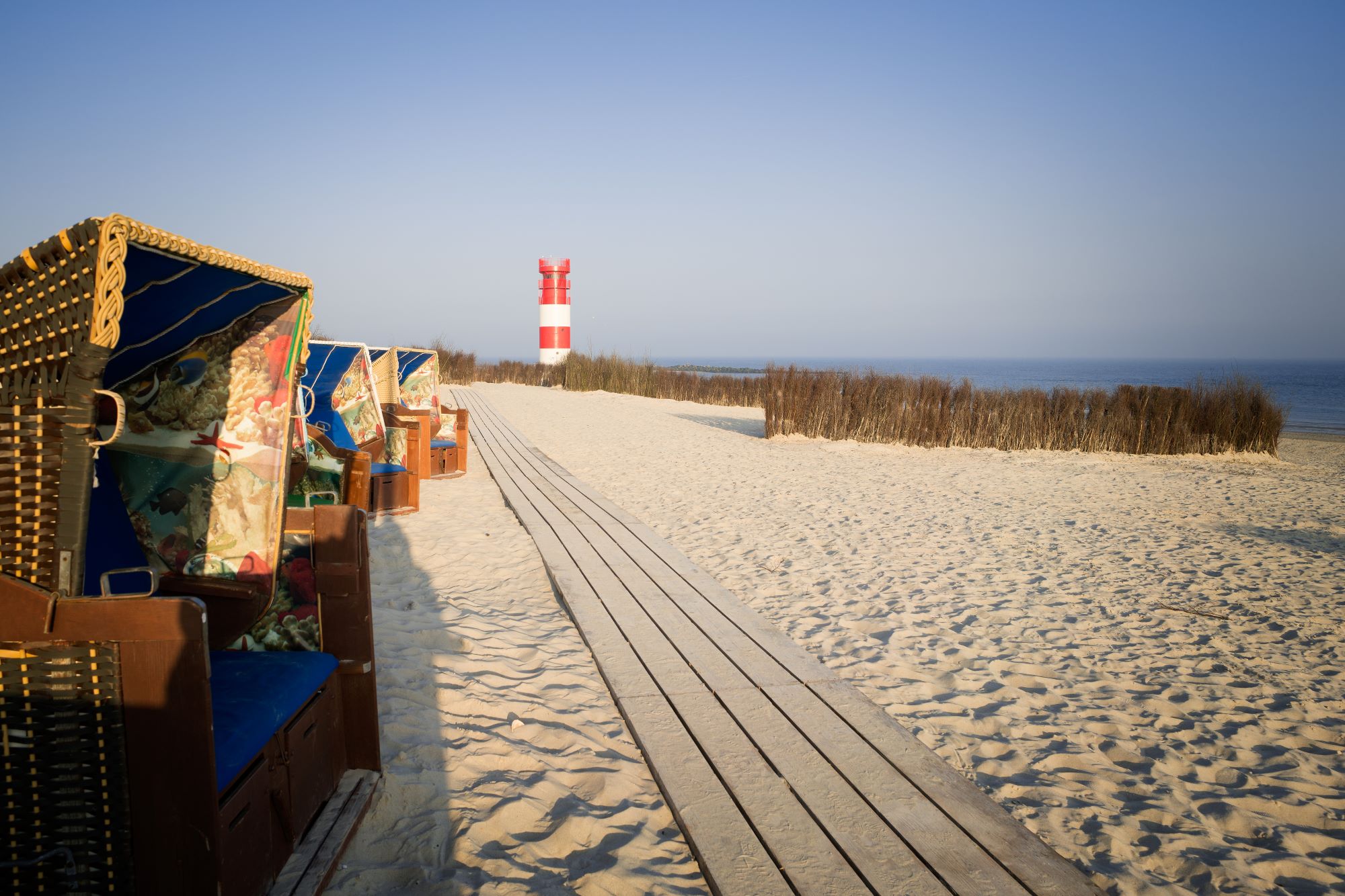 Blick auf den Strandkorb auf der Düne bei Helgoland