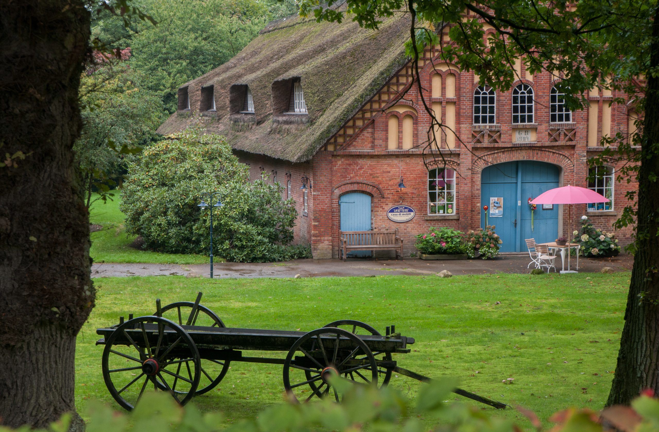 The cart with the red house