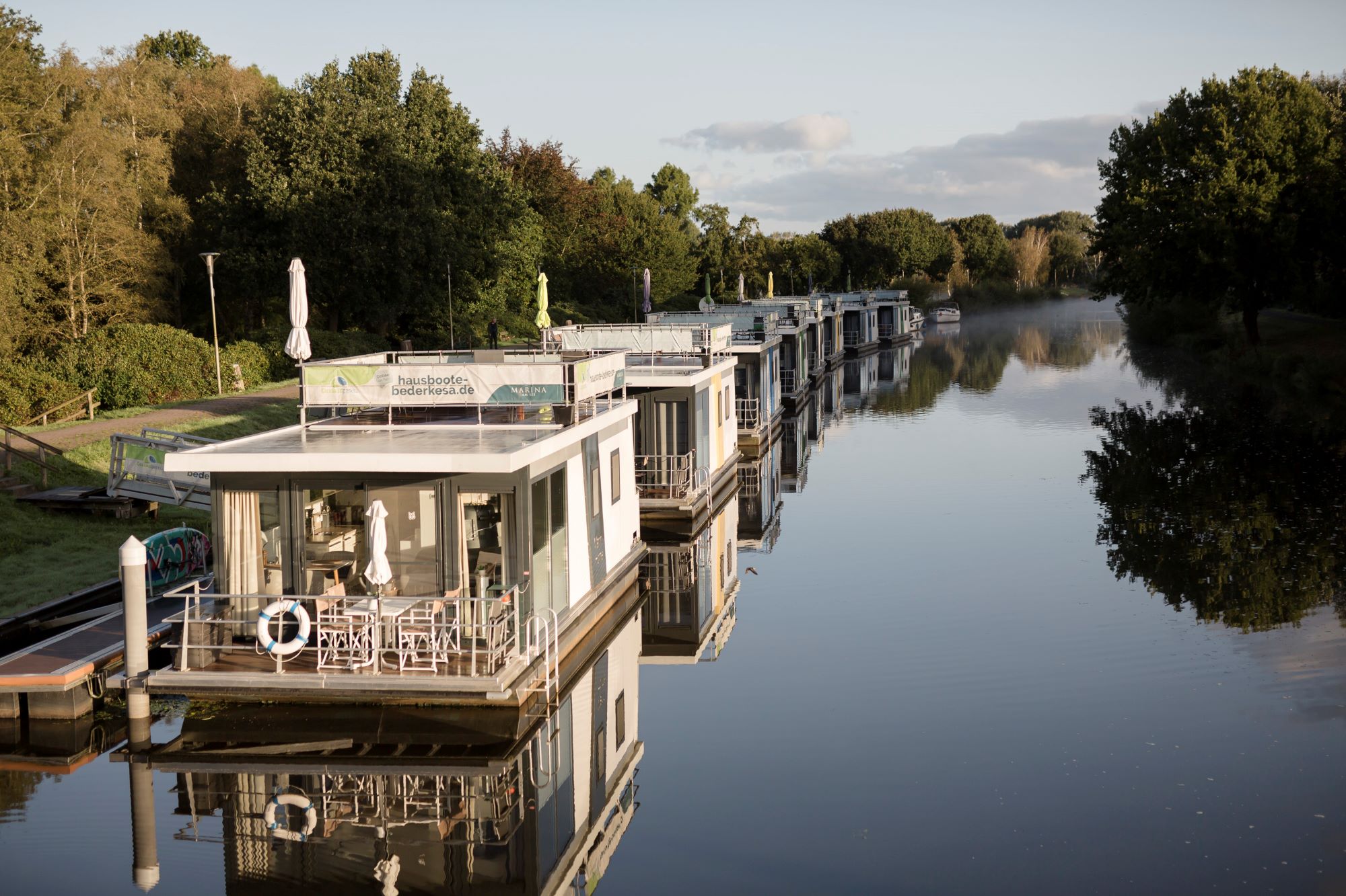 Festliegende Hausboote am Kanal