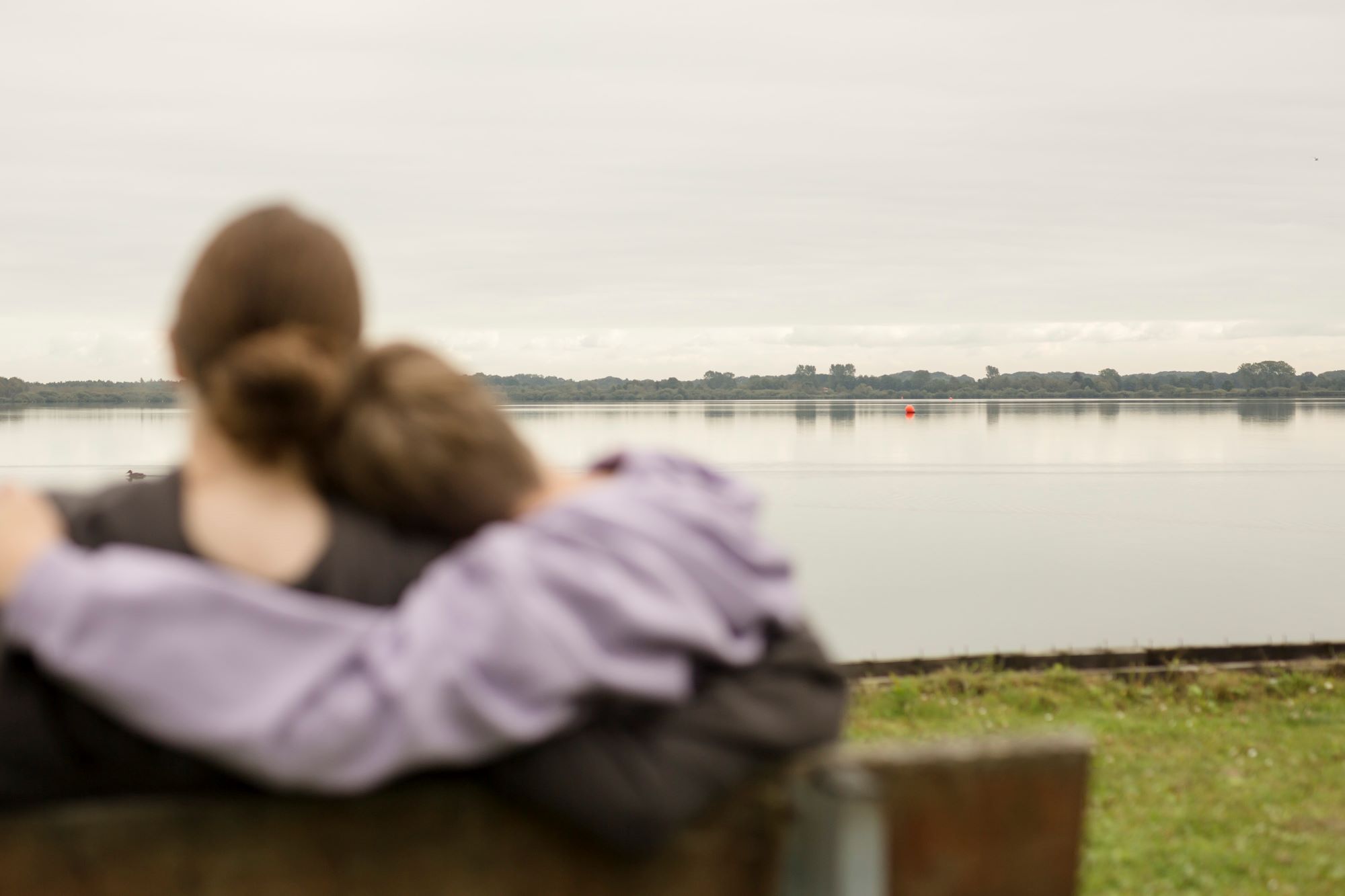 Glückliche Kinder am See