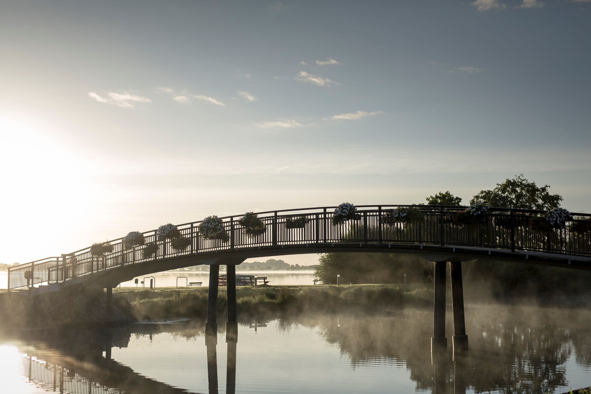 Brücke über den Kanal in Bad Bederkesa mit Nebel auf dem Wasser