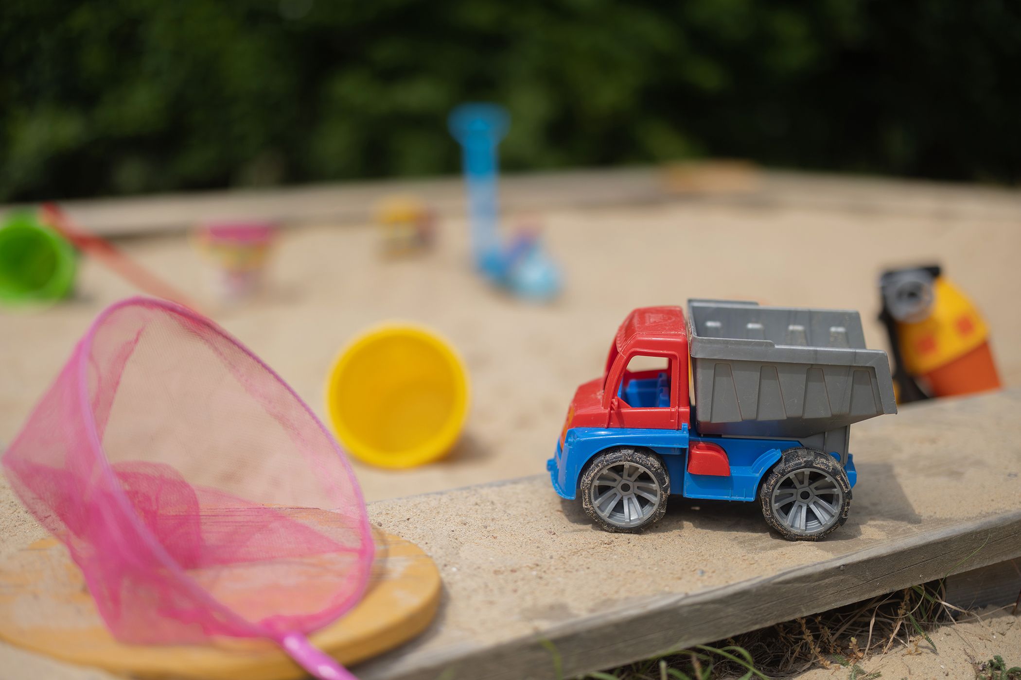 Sandkiste mit Spielsachen